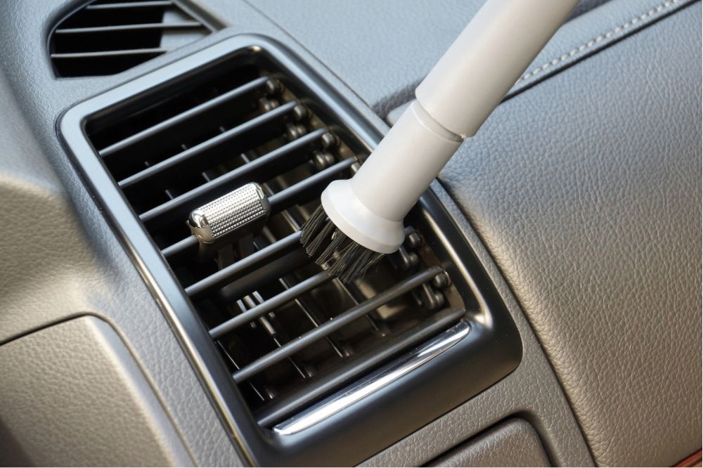 Čistenie ventilácie v aute štetcom