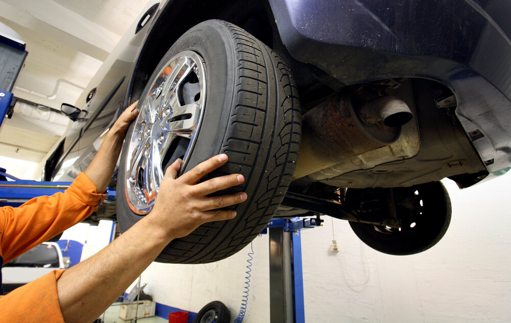 Automechanik montuje radiálnu pneumatiku na osobné vozidlo